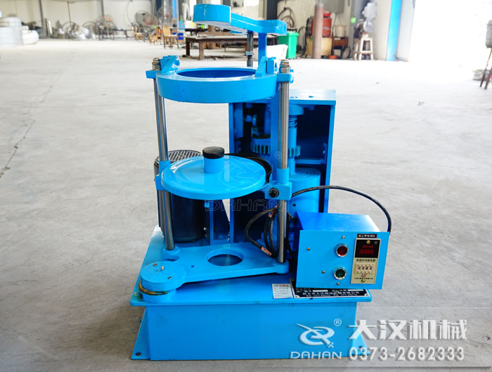拍擊式標(biāo)準(zhǔn)振篩機具備拍擊和往復(fù)運動，物料下料快，篩面不易堵塞
